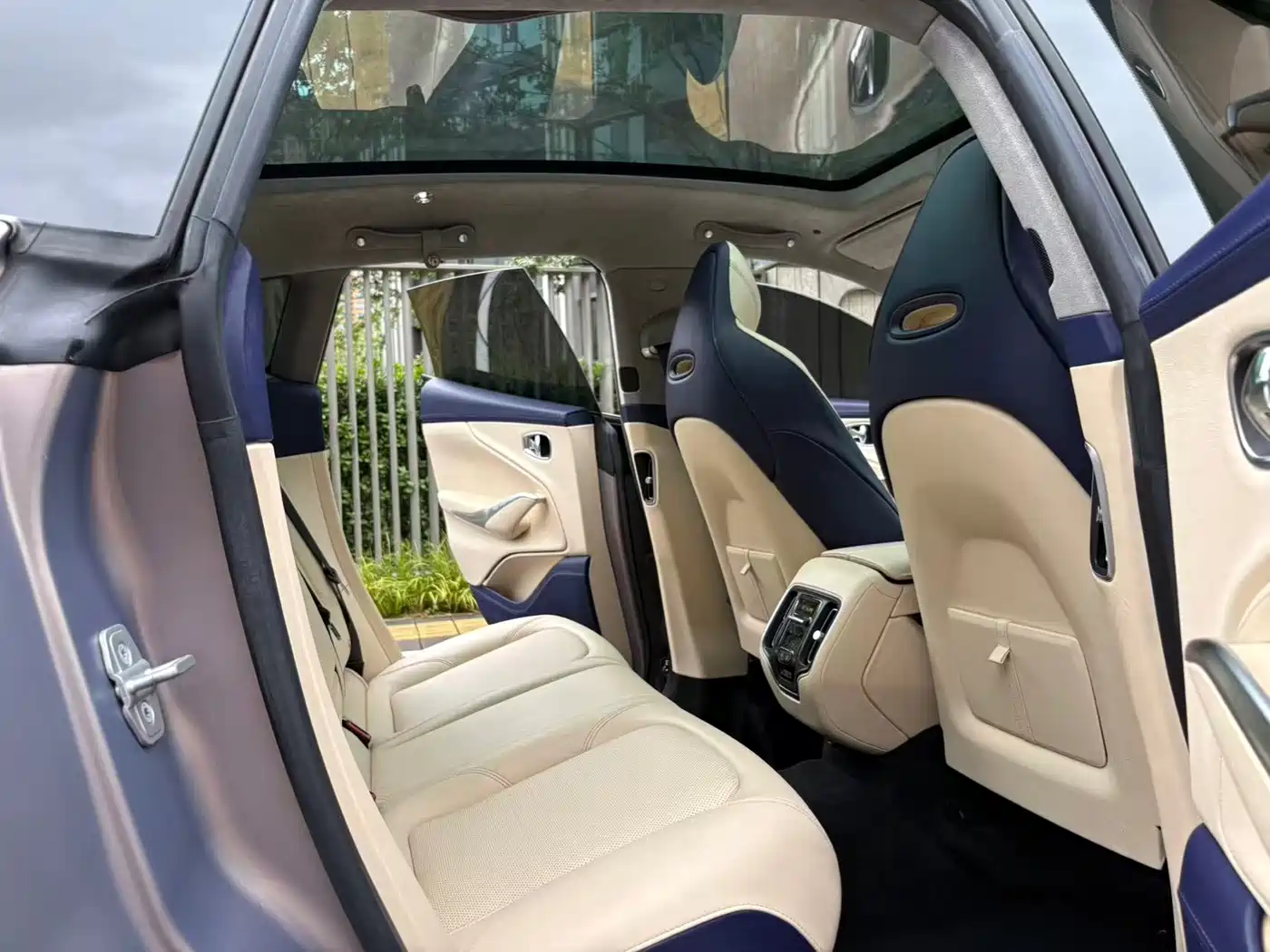 Aston Martin DBX 2021 2021 4.0T V8 Silk Road Splendor