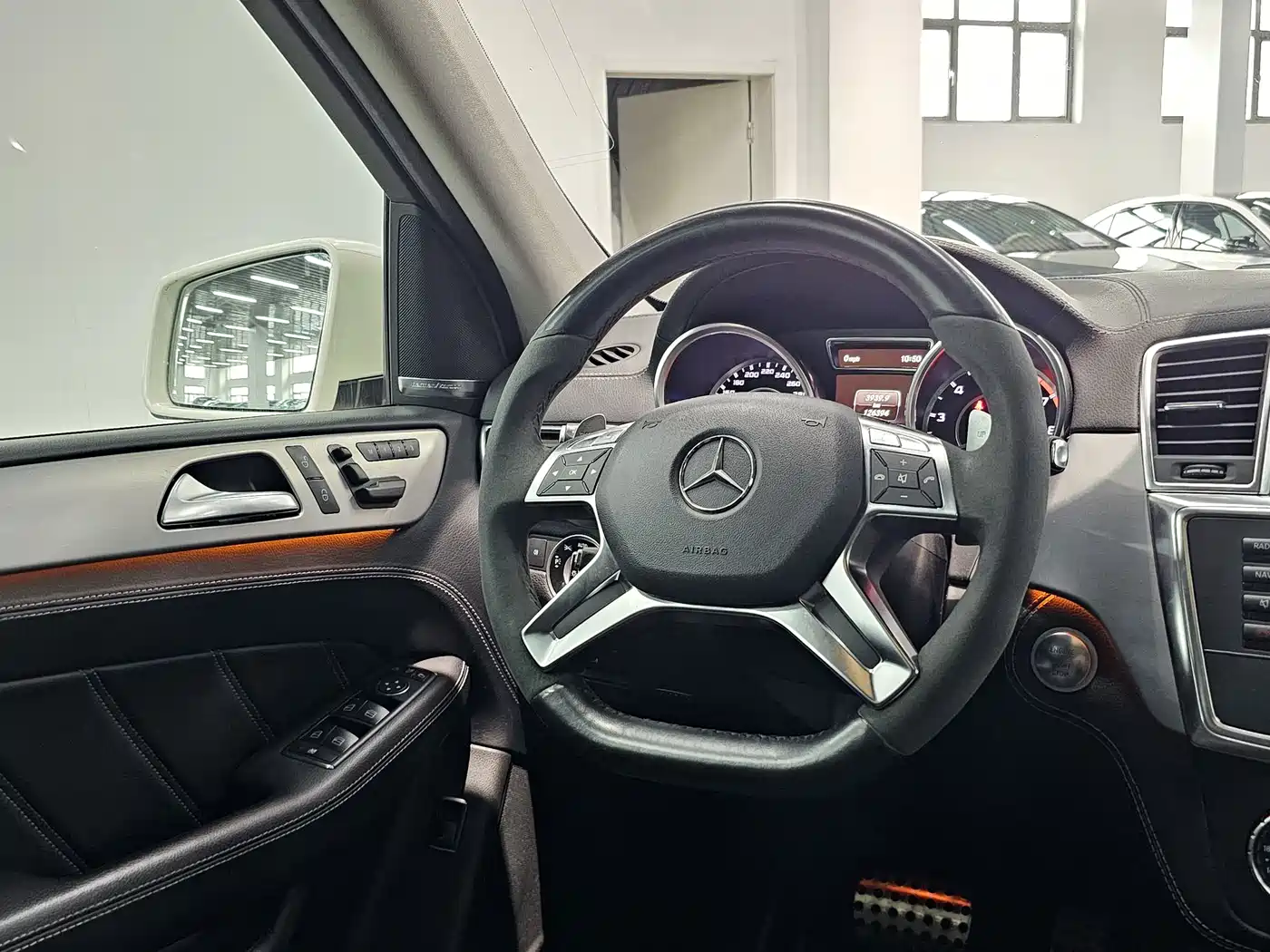 Mercedes-Benz M-Class AMG 2012 AMG ML 63 фото 8