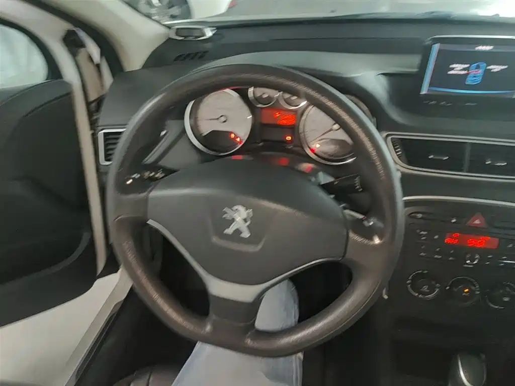 Peugeot 308 2014 Model Joy Edition Classic 1.6L Automatic Superior Style фото 11