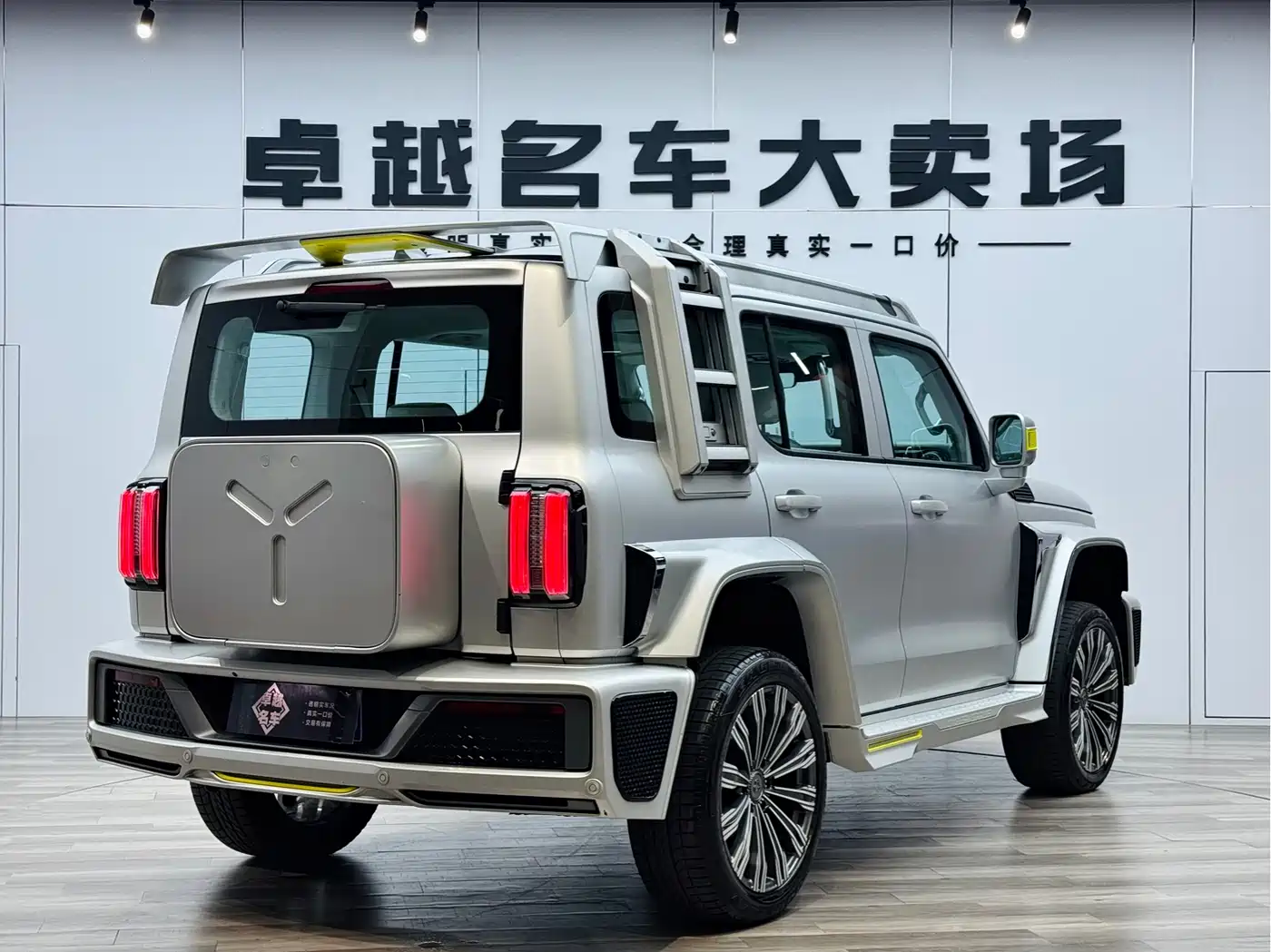 TANK CO CREATION TANK 300