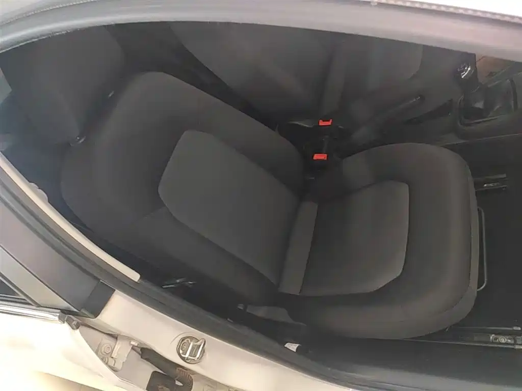 Volkswagen Jetta 2015 1.6L Manual Trend фото 25