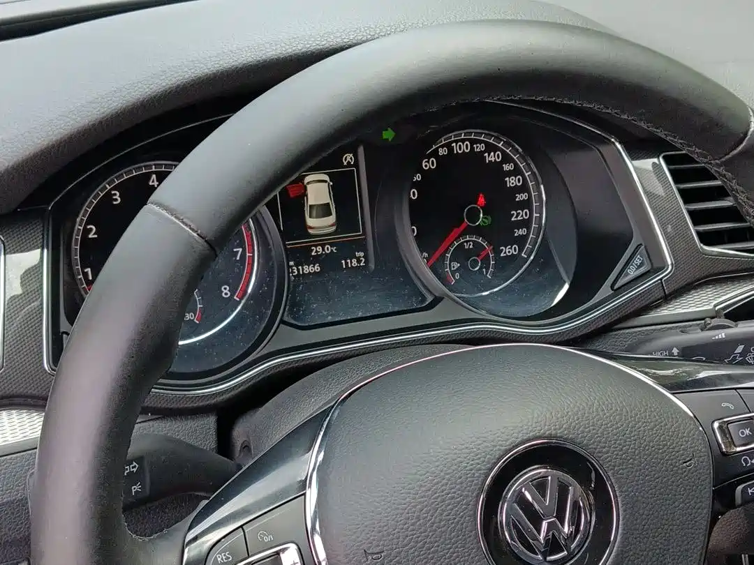 Volkswagen Passat 2017 330TSI DSG Luxury фото 12