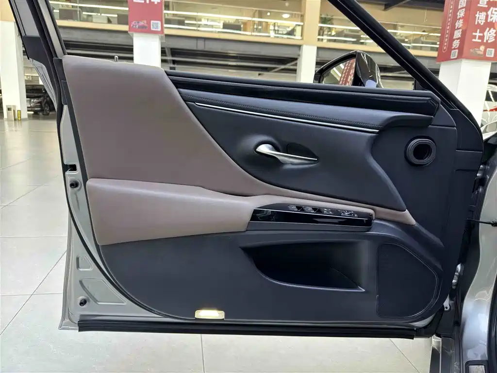 Lexus ES 2023 200 Excellence Edition фото 14