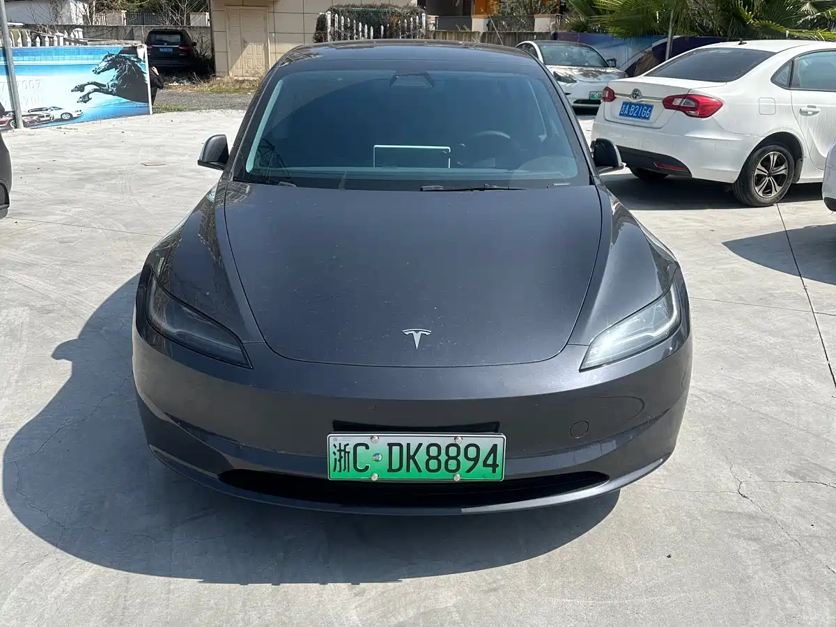 TESLA MODEL 3