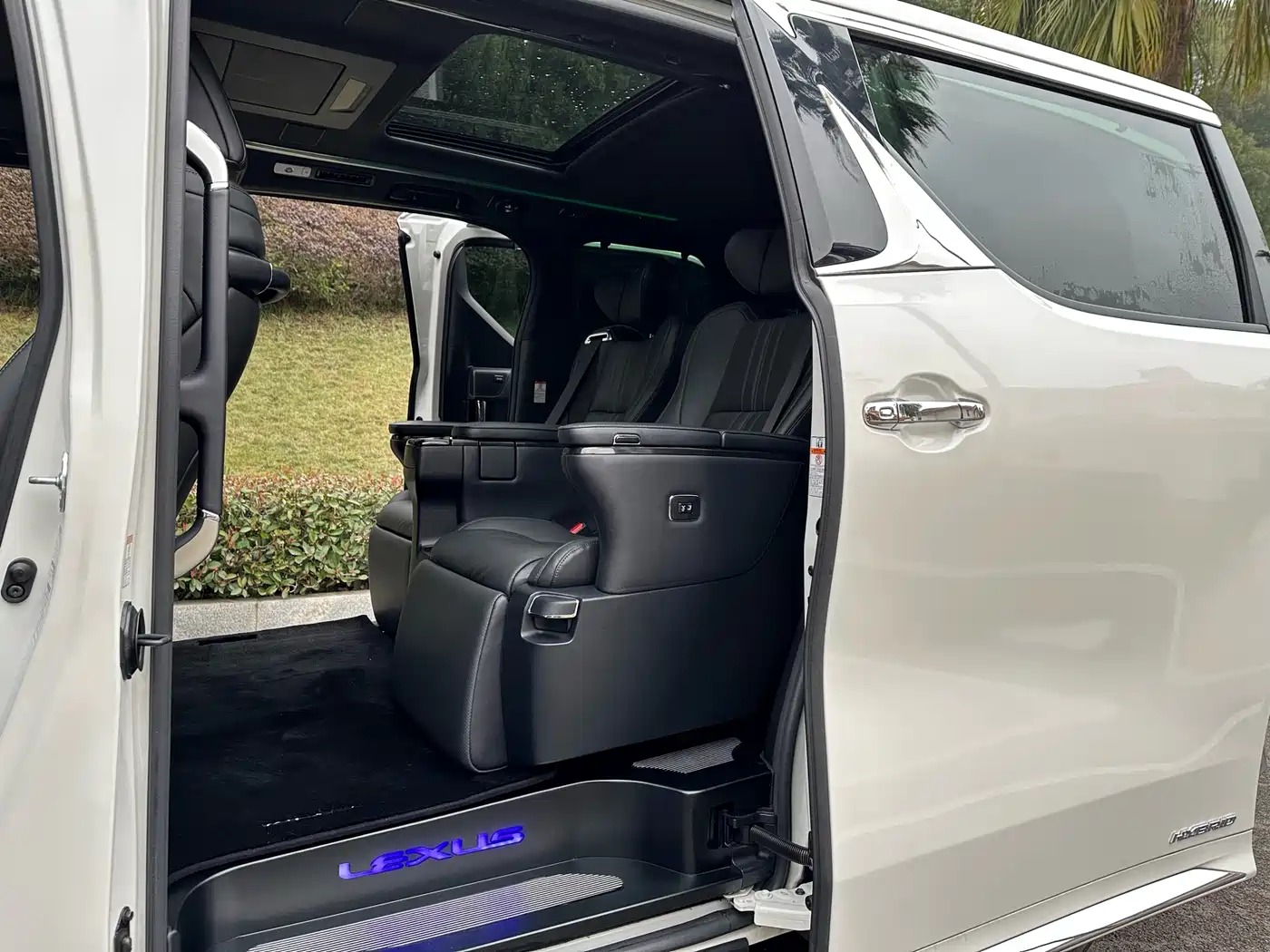 Lexus LM 2020 300h Seven-Seater Elegance Edition фото 10