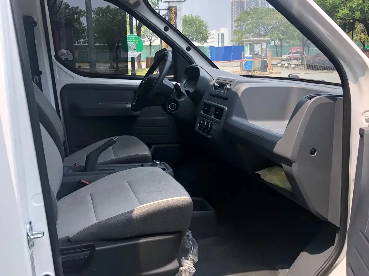 Wuling Motors Wuling Yangguang 2026 2026 Model 330km Passenger Van Comfort Version