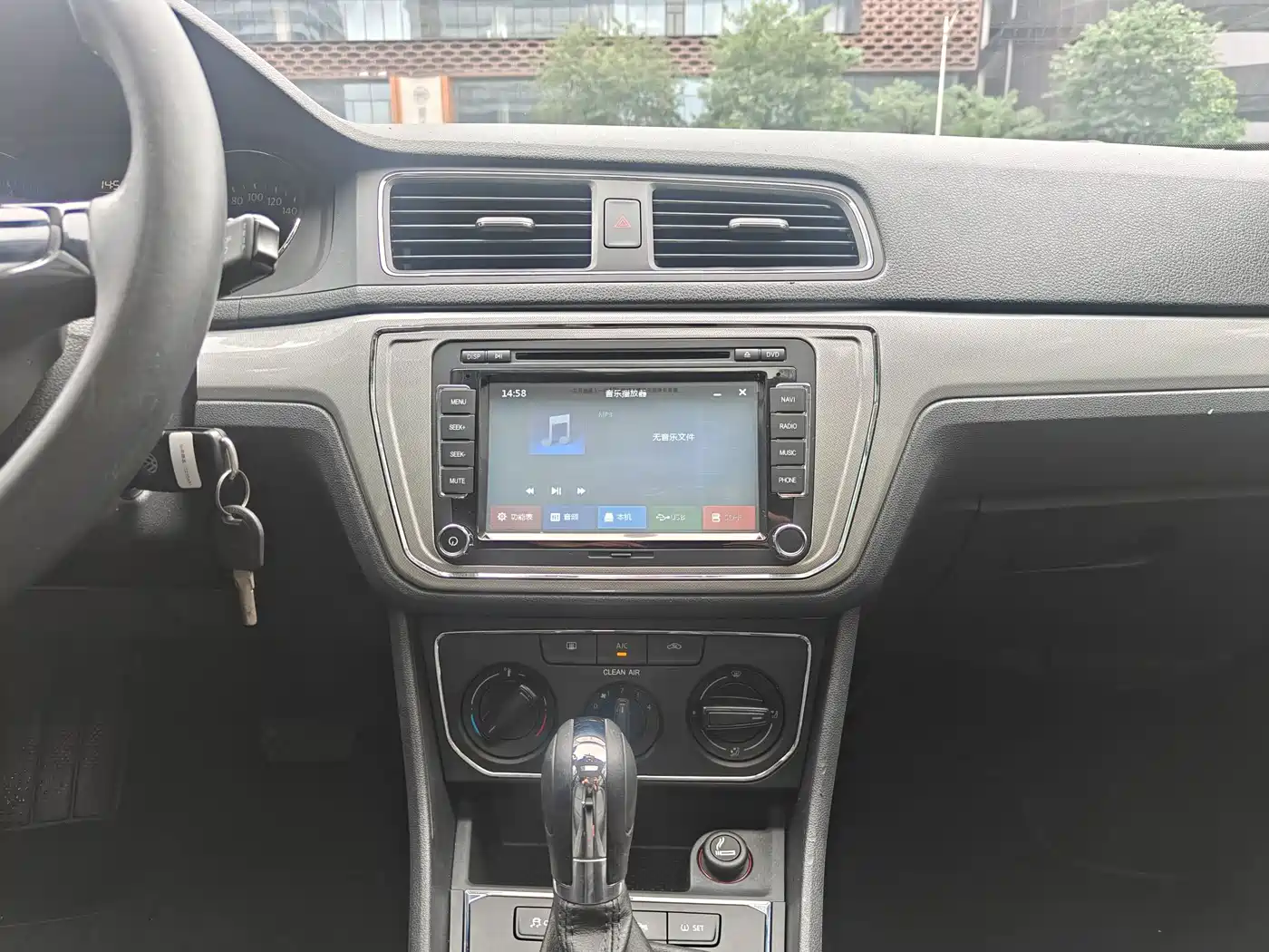 Volkswagen Lavida 2015 1.6L Automatic Comfort Edition фото 11