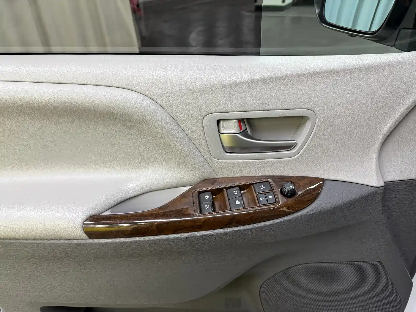 Toyota Sienna 2015 3.5L 4WD L фото 18