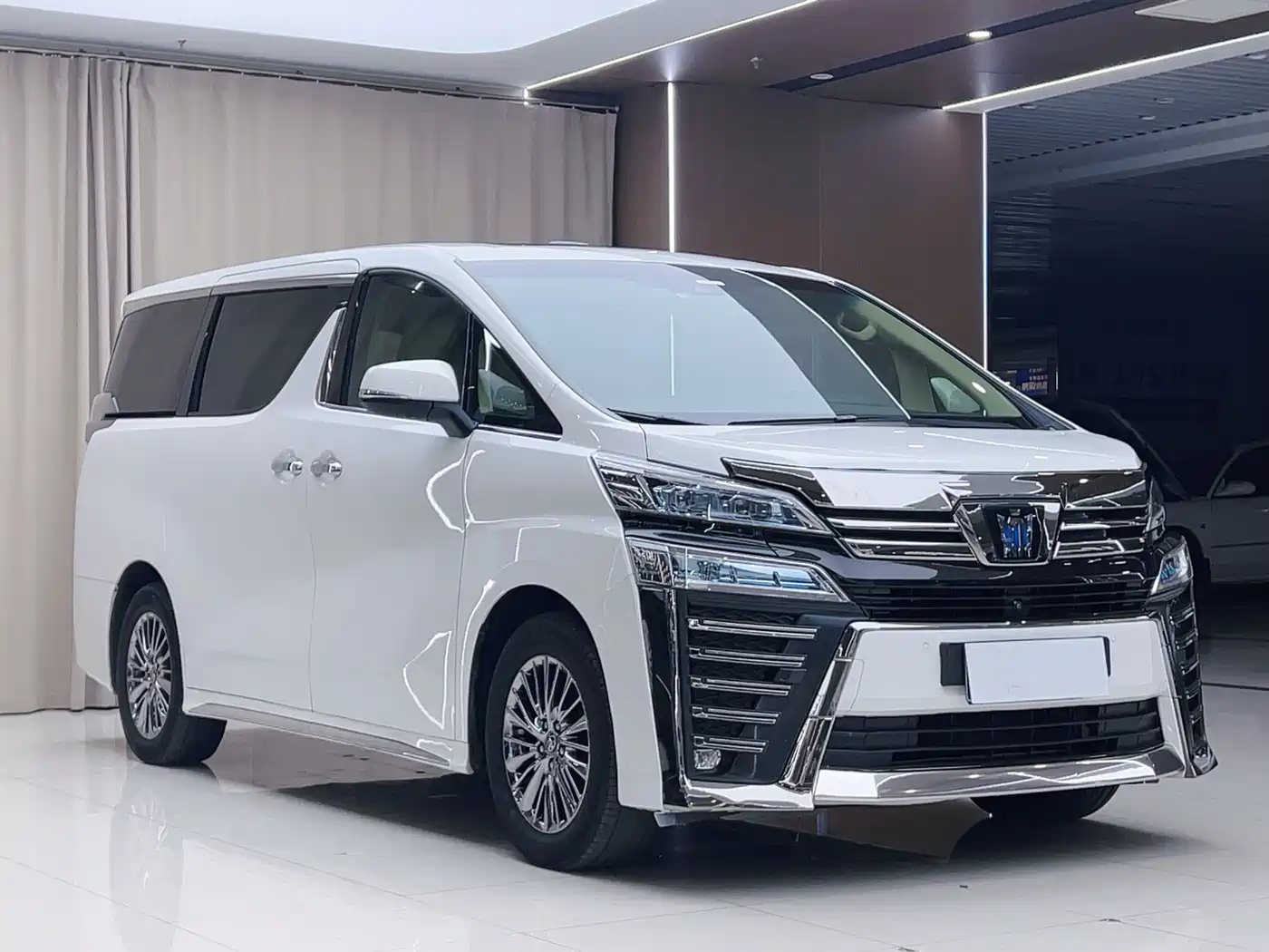 Фото 2 - Toyota Vellfire