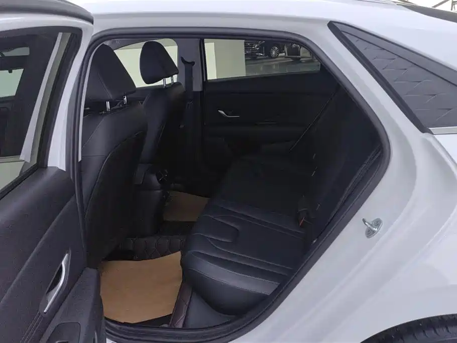 Hyundai Elantra 2023 1.5L CVT GLX Elite Edition фото 11