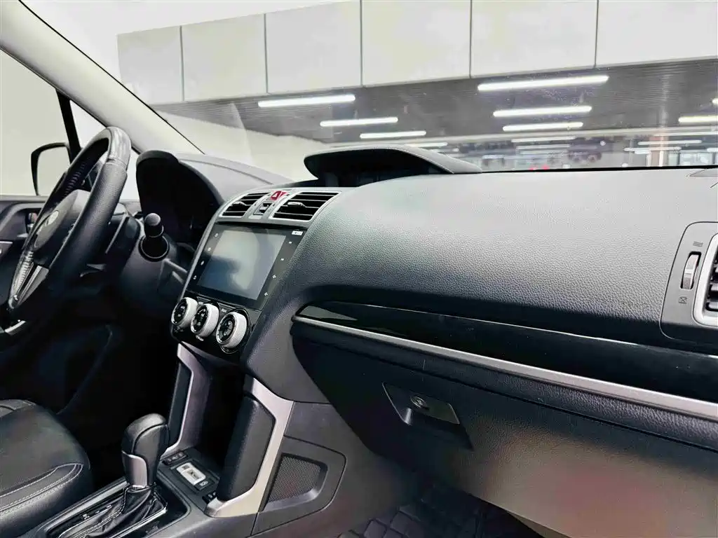 Subaru Forester 2016 2.5i Prestige Navigation Edition фото 26