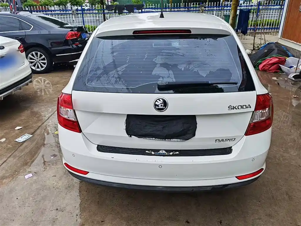 Škoda Skoda Rapid Spaceback 2014 1.6L Automatic Joy Edition фото 4