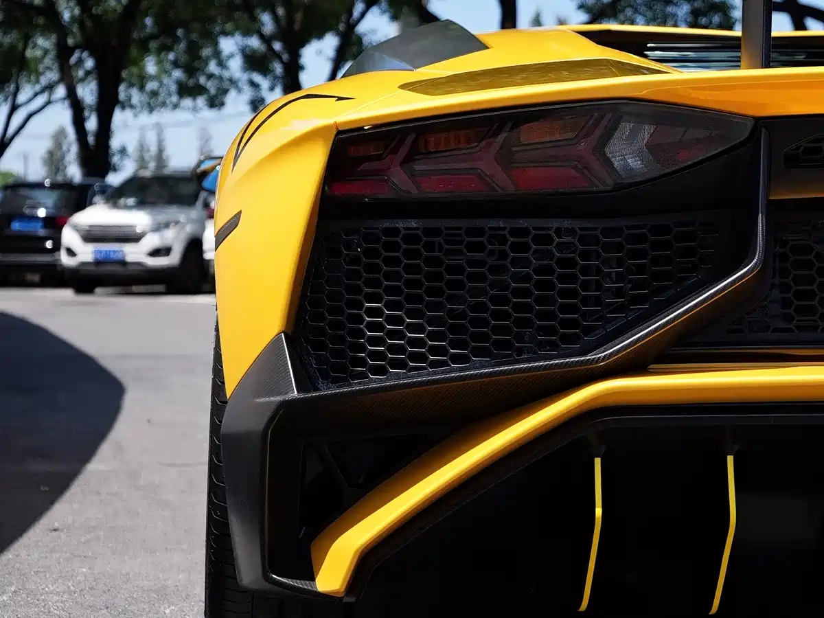 LAMBORGHINI AVENTADOR