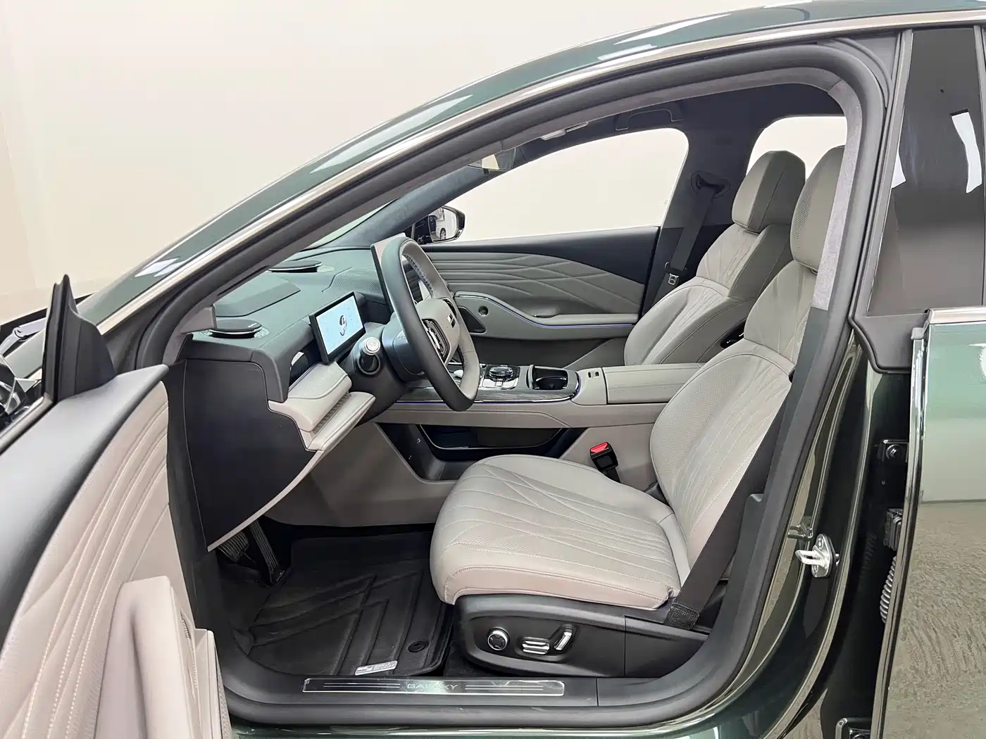Geely Galaxy Galaxy Xingyao 8 2025 Model 130km EM-i Flagship Edition фото 16
