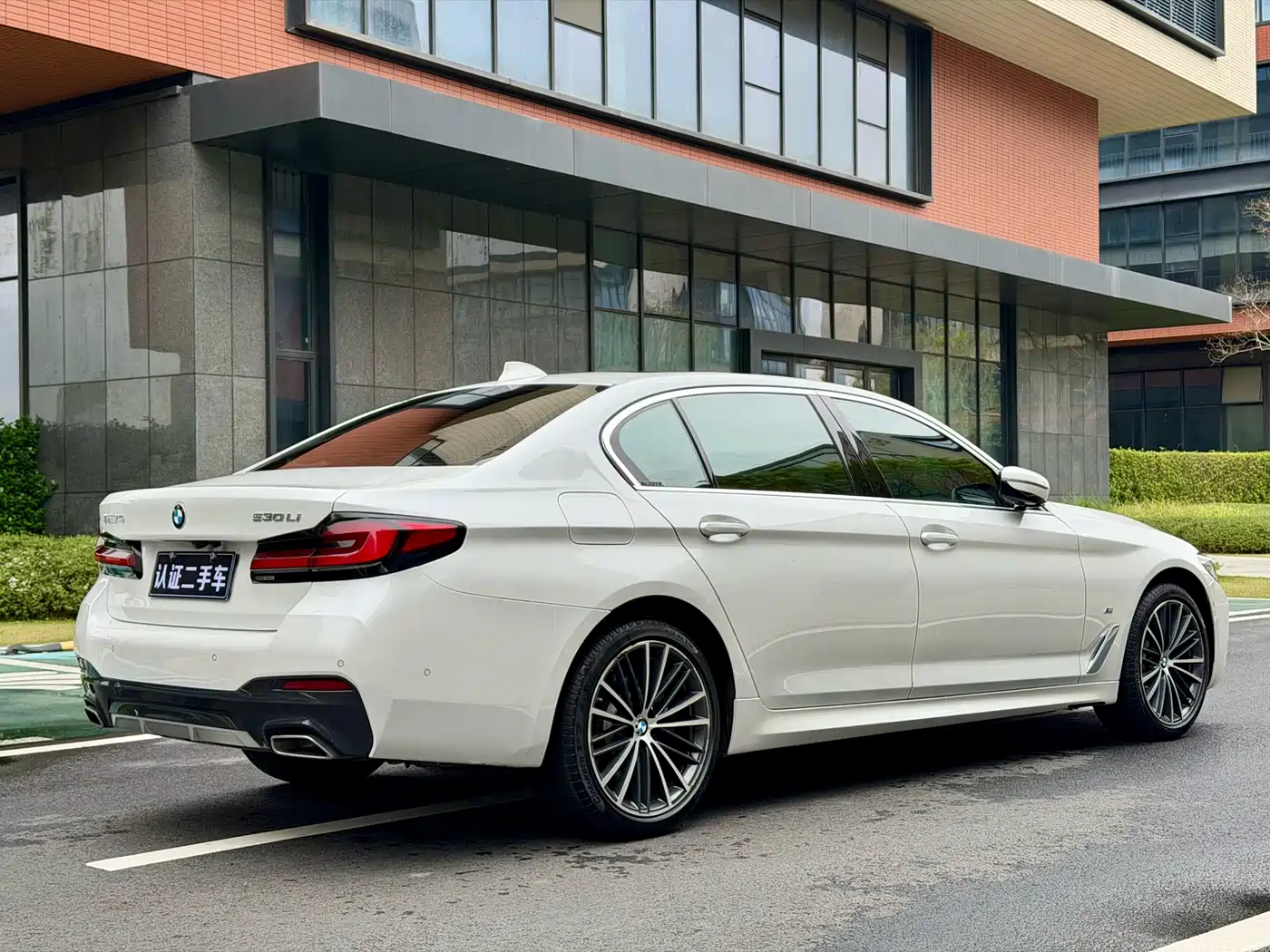 BMW 5 Series 2022 530Li Leading M Sport Package фото 4