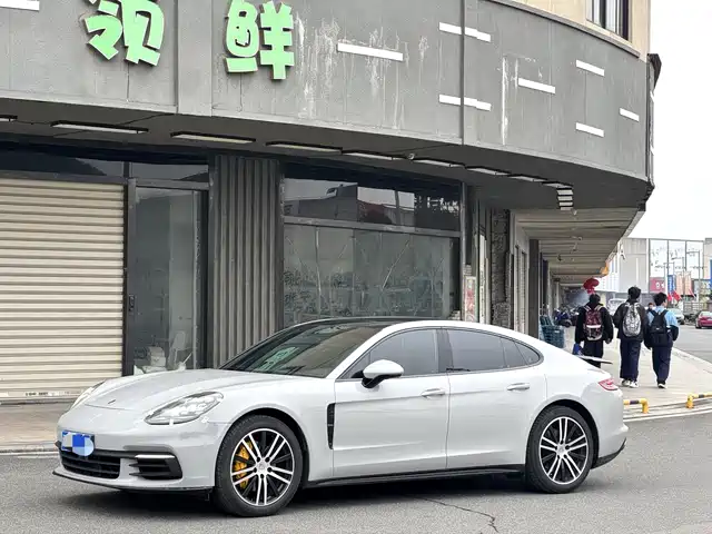 PORSCHE PANAMERA