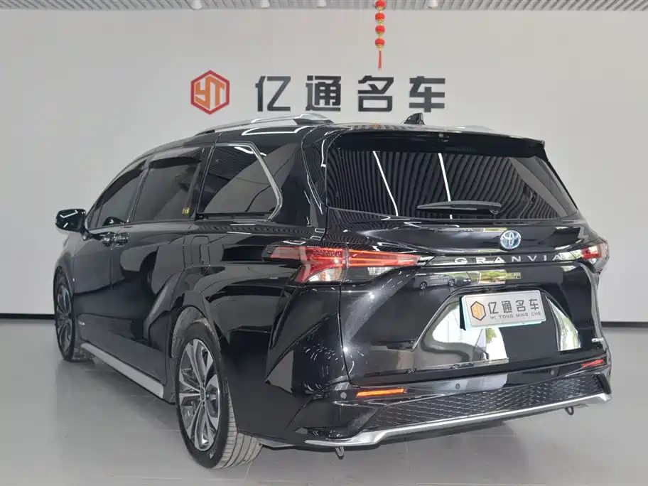Toyota Granvia 2023 2.5L Hybrid VIP Edition фото 15