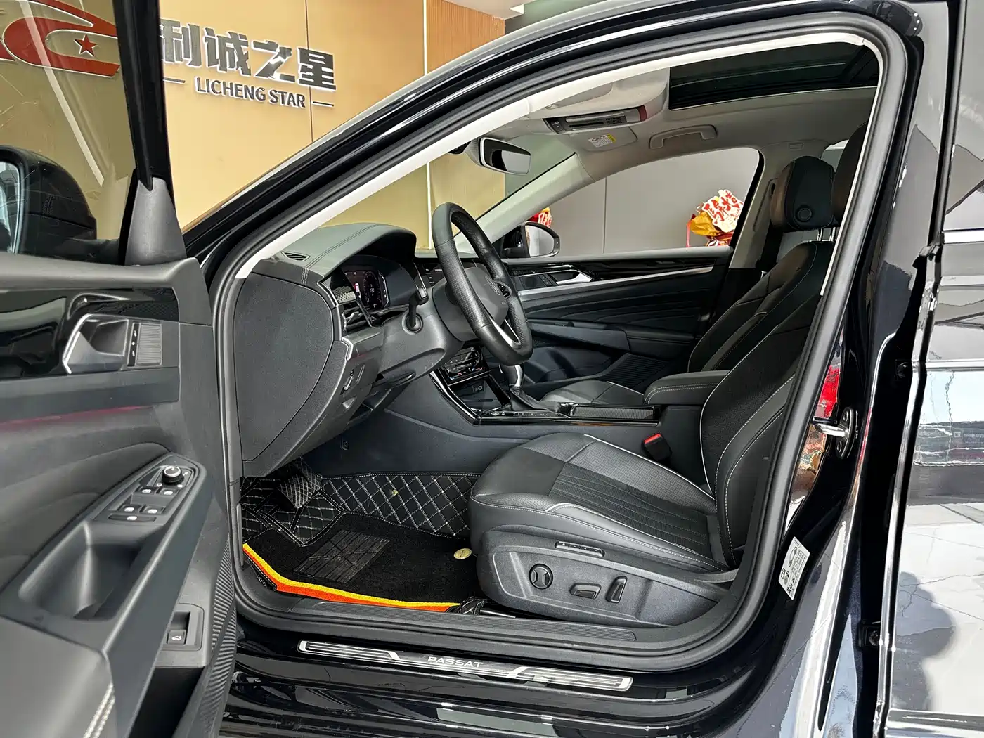 Volkswagen Passat 2022 330TSI Starlight Luxury Edition фото 9