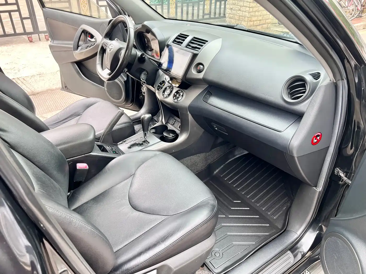 Toyota RAV4 Rongfang 2011 2.4L Automatic 4WD Ultimate Navigation Edition фото 9