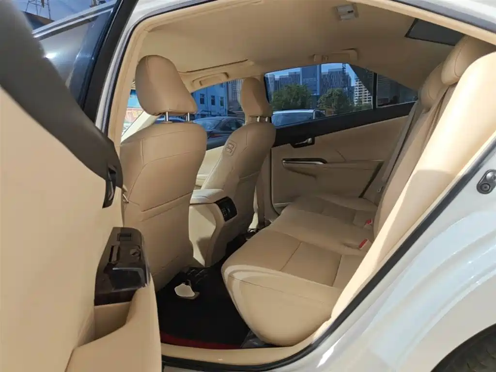 Toyota Camry 2016 2.0G 10th Anniversary Leading Edition фото 17