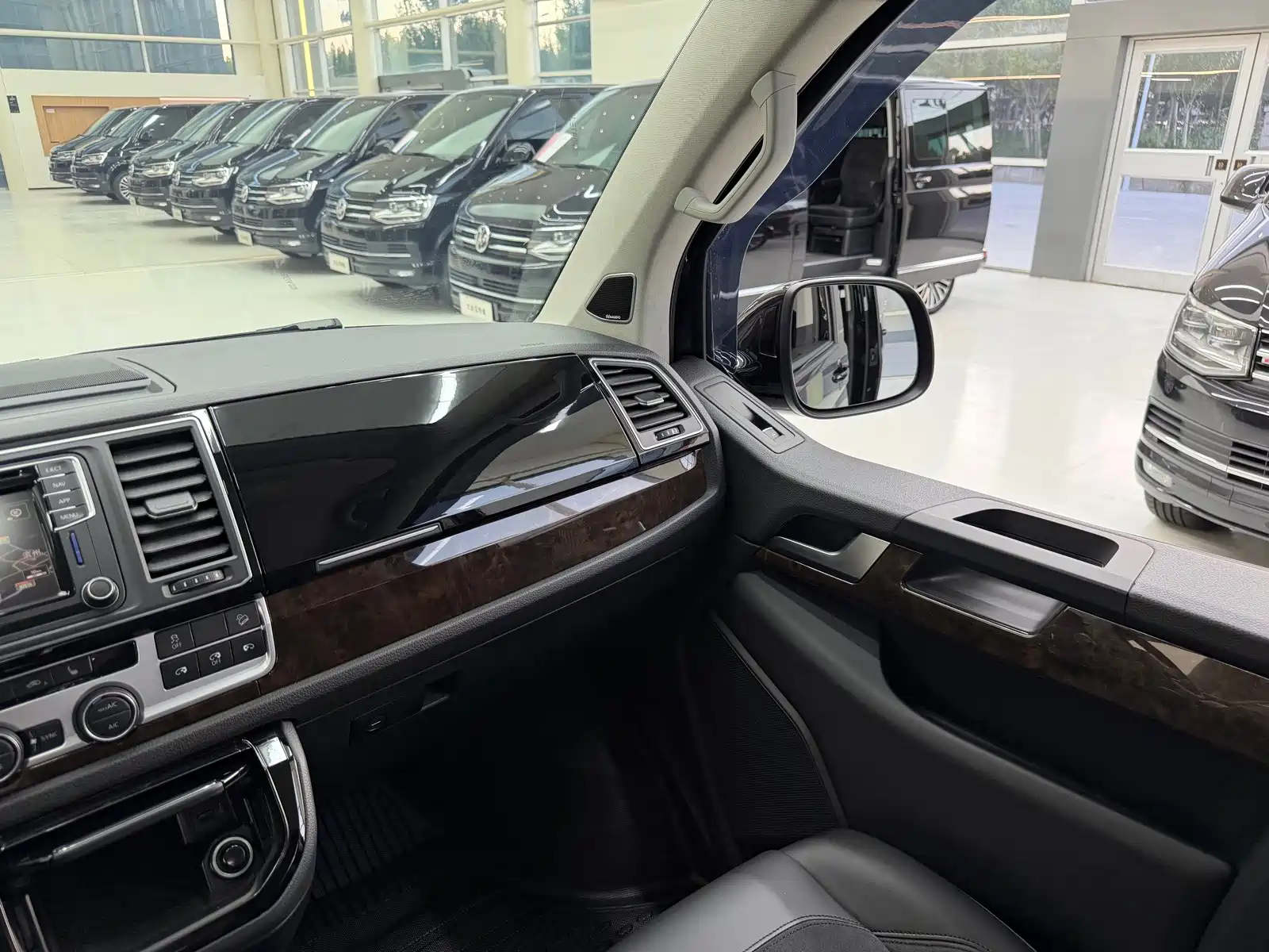 Photo 12 - Volkswagen Multivan