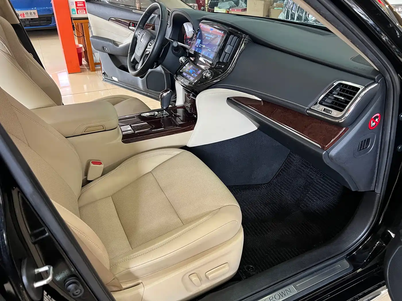 Фото 11 - Toyota Crown