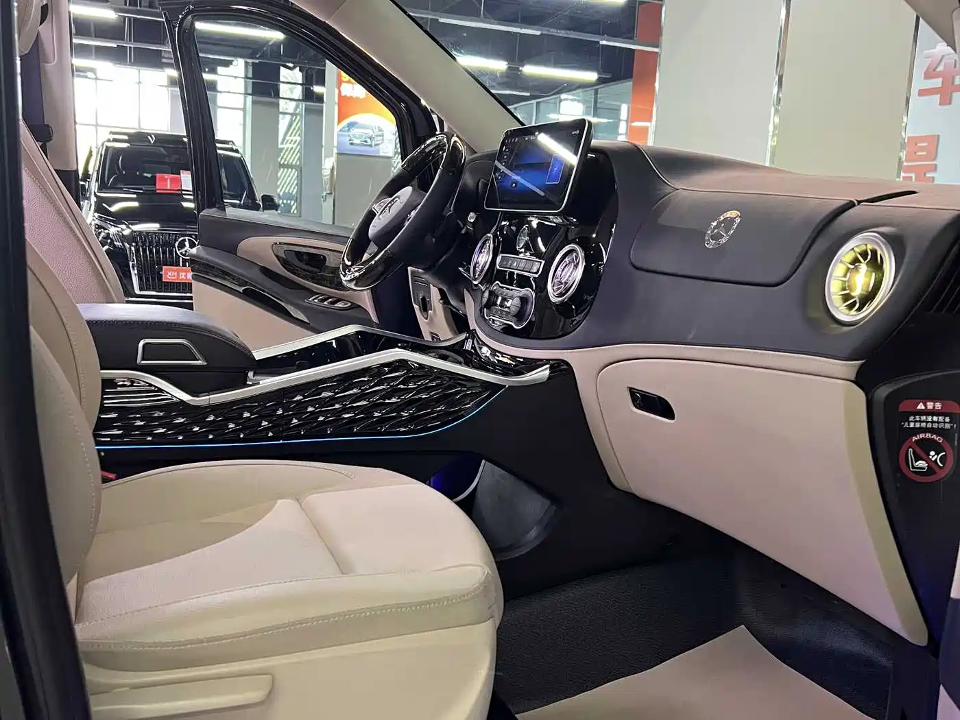 Mercedes-Benz Vito 2023 2.0T Elite 7-Seater фото 17