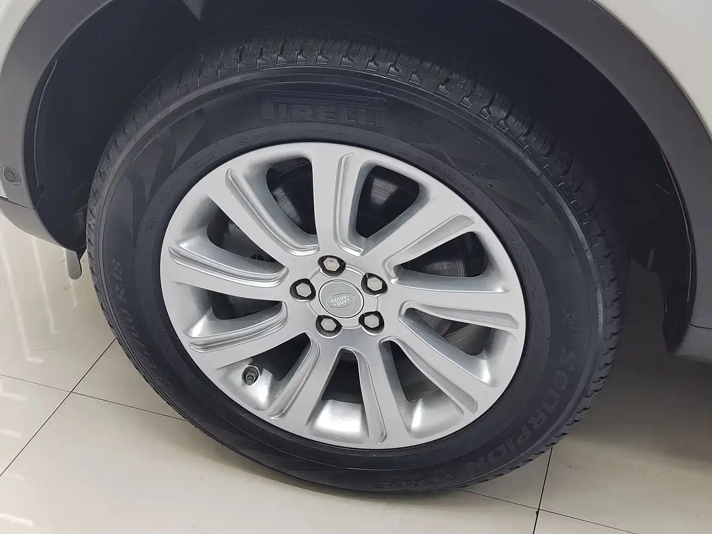 Land Rover Discovery Sport 2018 240PS SE Edition фото 9