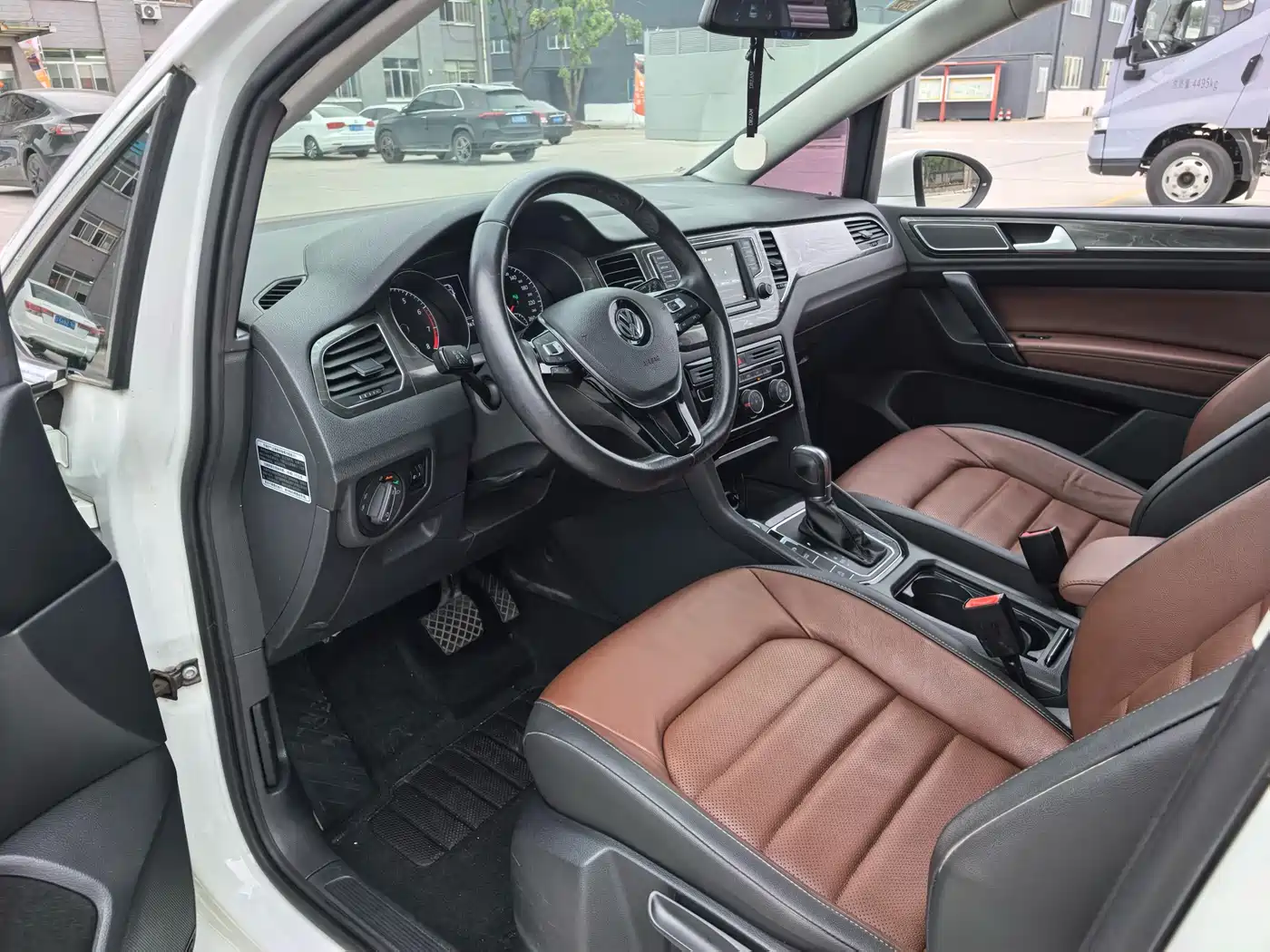 Volkswagen Golf Sportsvan 2016 230TSI Automatic Luxury фото 7