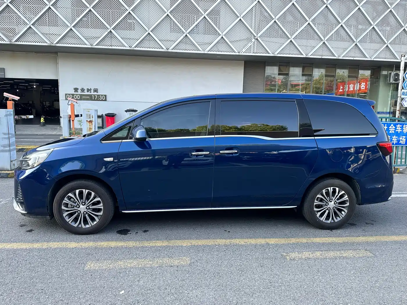Buick GL8 2023 Land Business Class 652T Luxury фото 3