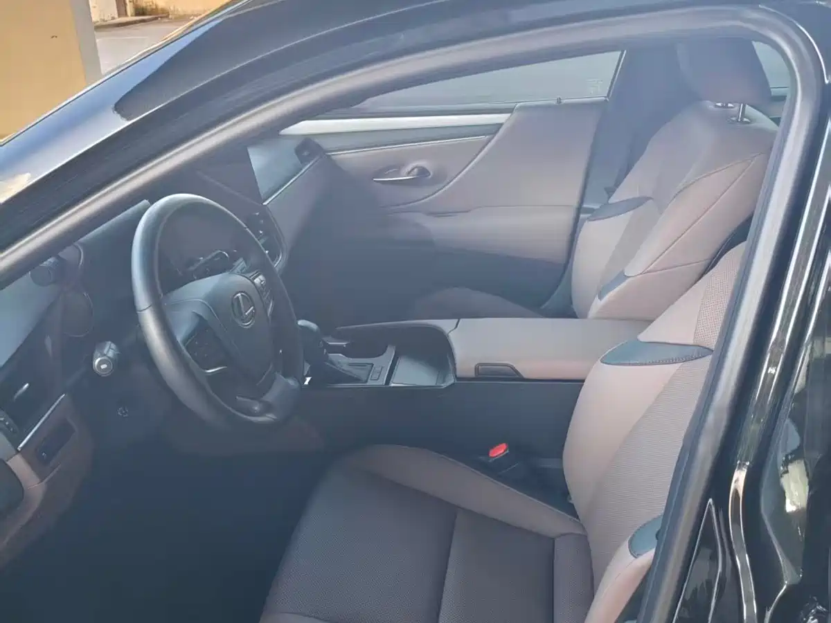 Lexus ES 2025 200 Ultimate Edition фото 3