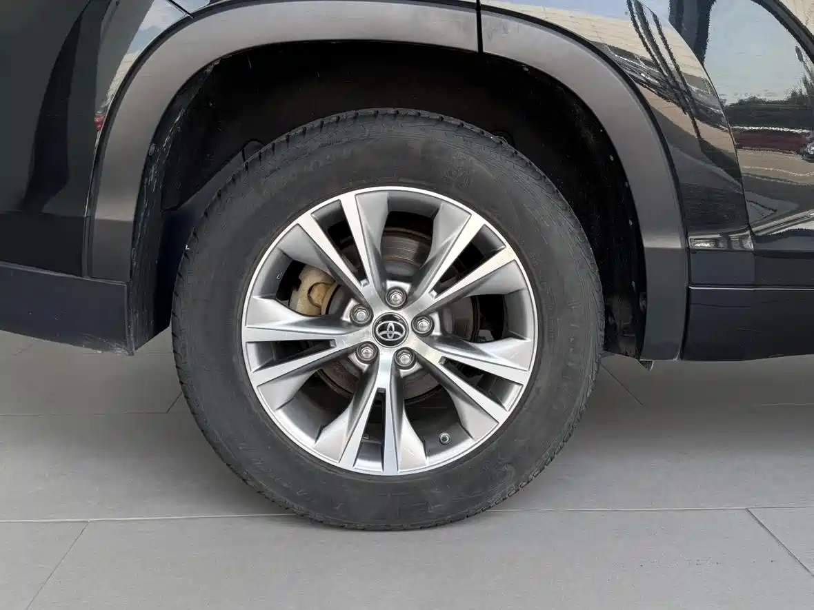 Photo 16 - Toyota Highlander