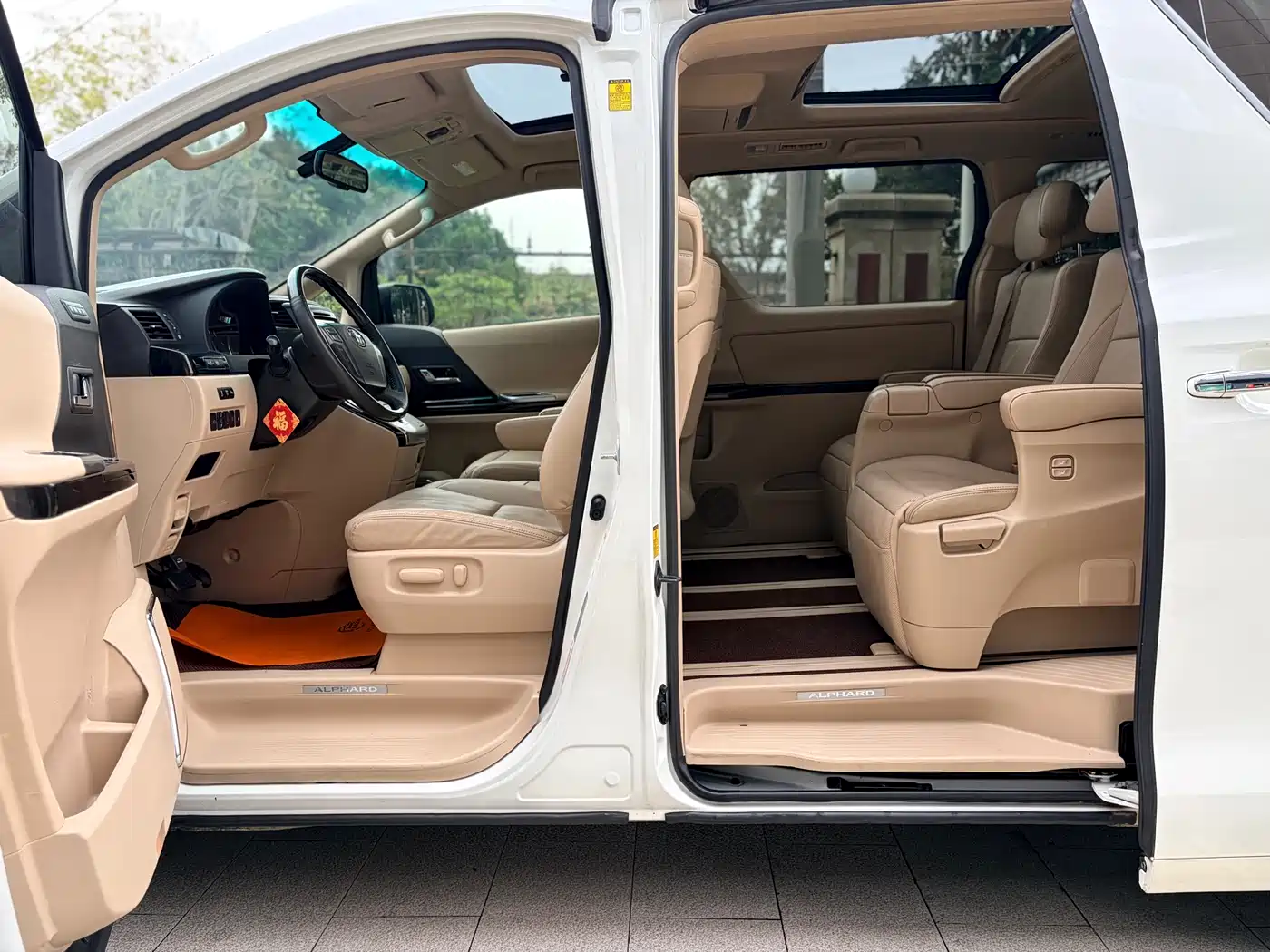 Toyota Alphard фото 7