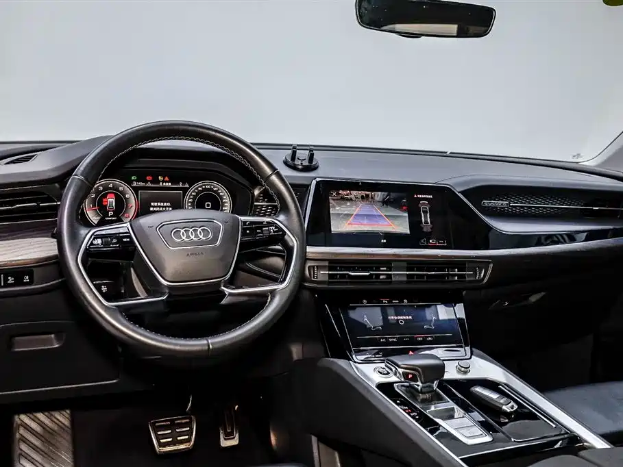 AUDI Q6