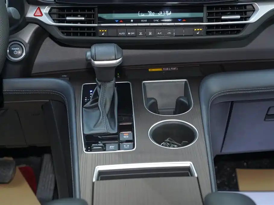 Toyota Granvia 2024 2.5L Hybrid Premium PLUS 4WD Edition фото 16