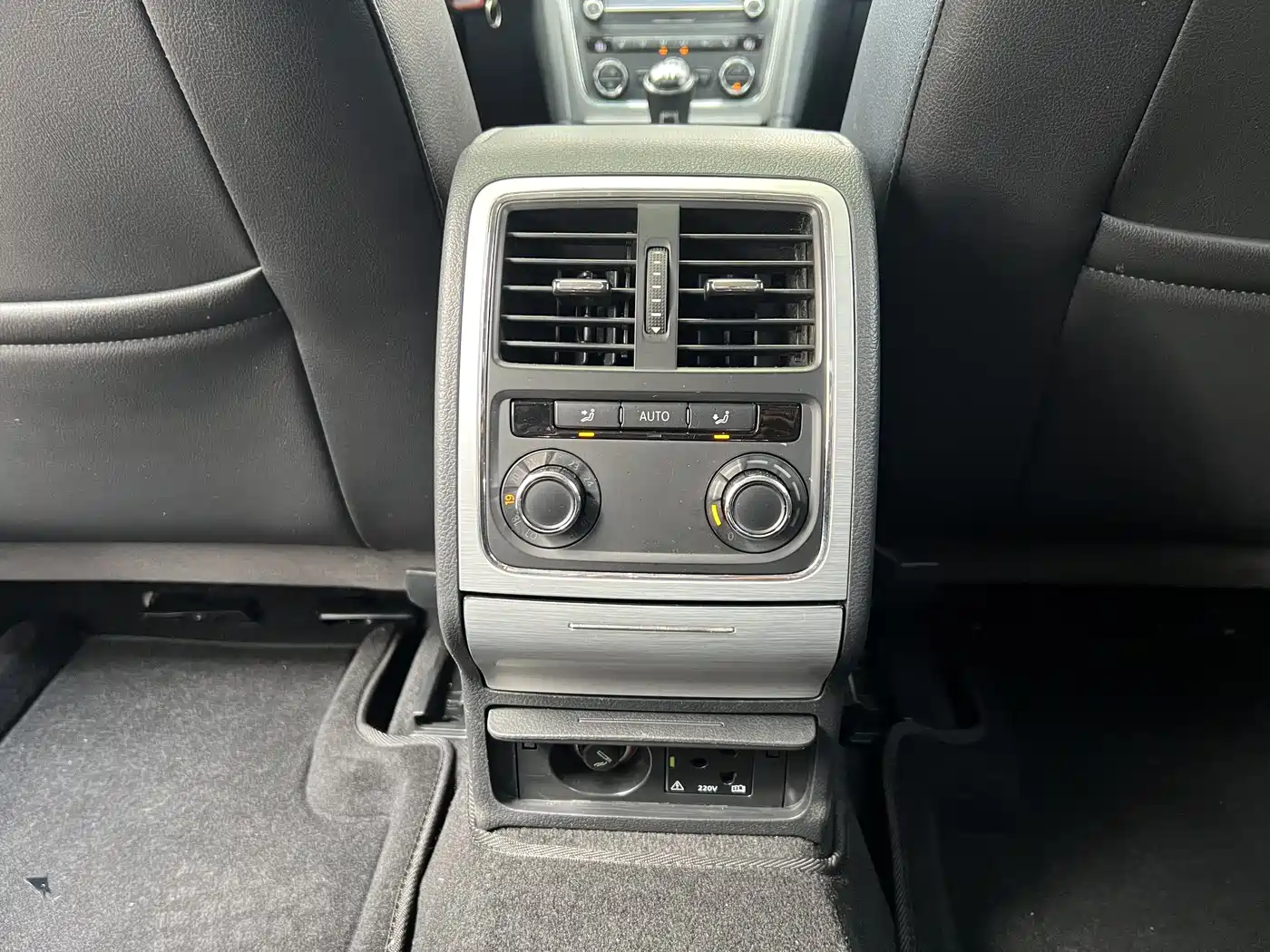 Volkswagen Passat 2014 1.4TSI Manual Luxury Edition фото 12