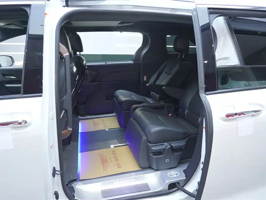 Toyota Granvia 2024 2.5L Hybrid Premium PLUS 4WD Edition фото 18