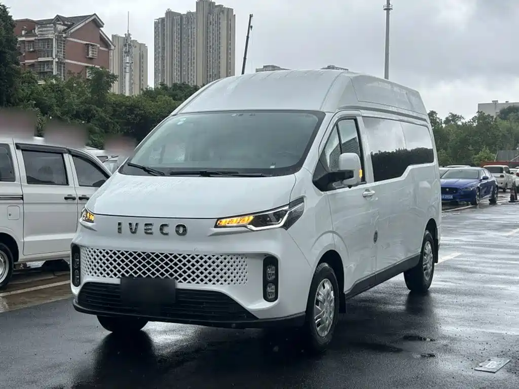 Iveco Juxing 2025 2023 B33M Bus 2.0T 110KW Automatic Medium Axle Medium Roof Single Tire