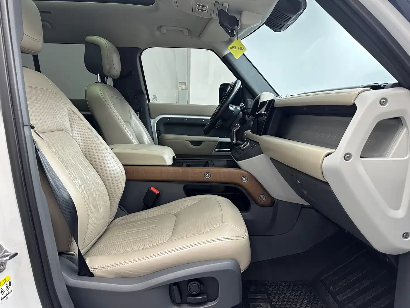 Land Rover Defender 2022 110 P400 Dark Special Edition фото 12