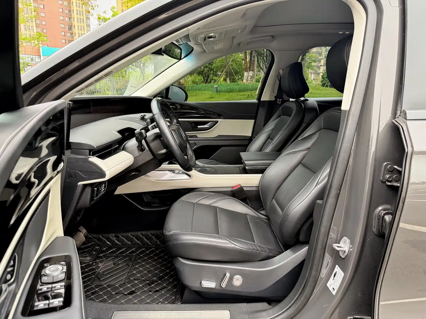 LINCOLN NAVIGATOR