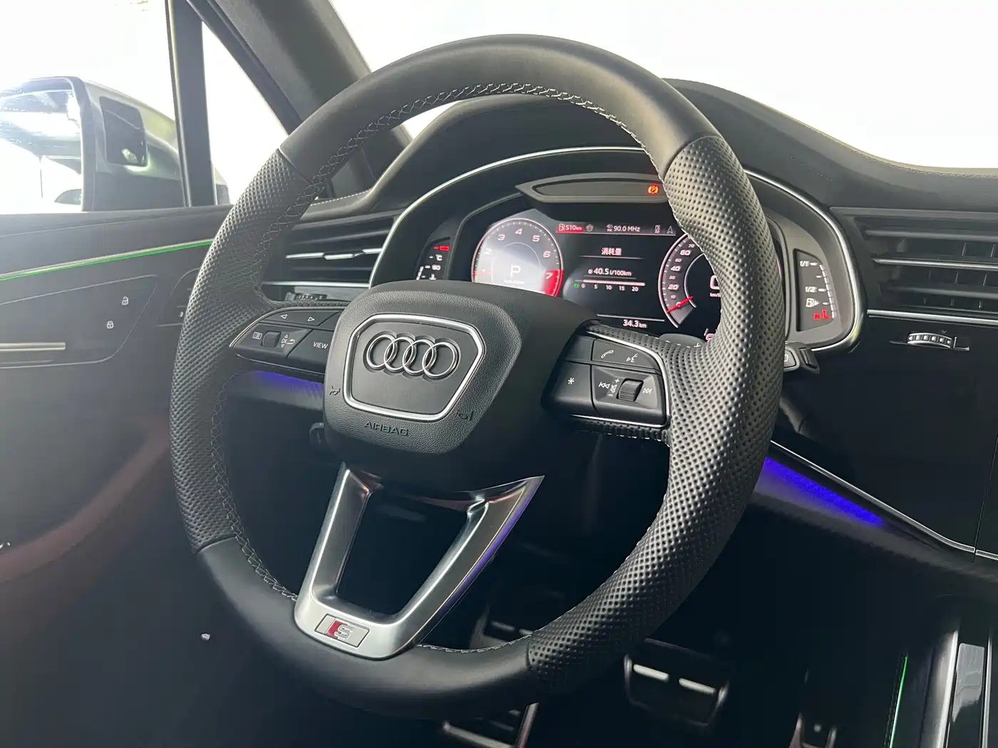 Audi SQ7 2024 4.0 TFSI фото 12