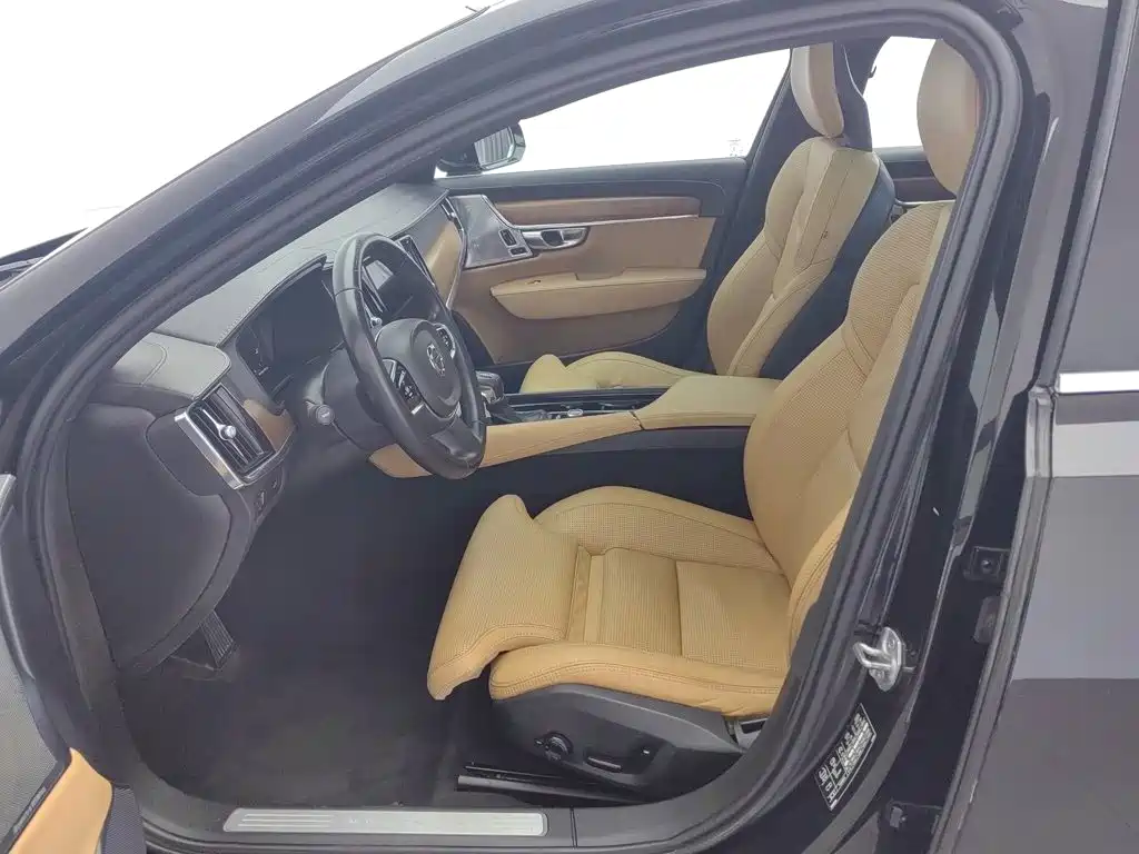 Фото 10 - Volvo S90