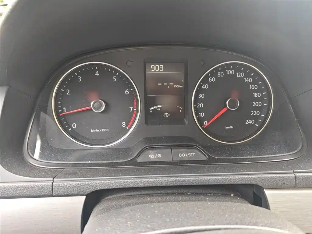 Volkswagen Lavida 2013 1.6L Manual Comfort Edition фото 4