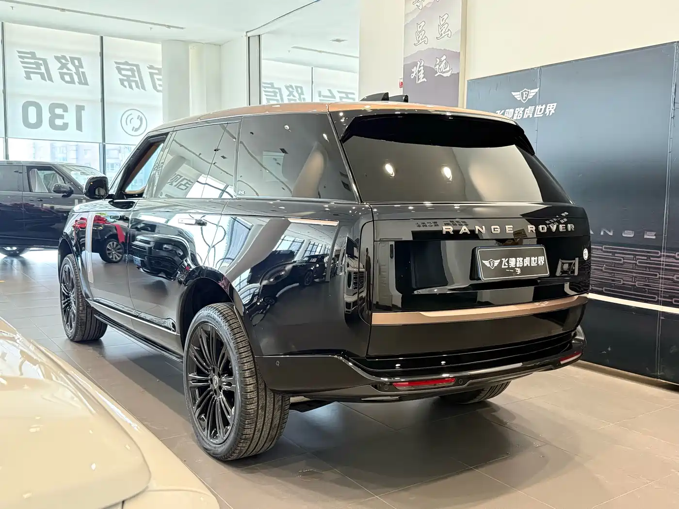 Land Rover Range Rover 2023 4.4 V8 SV Ultimate Genesis Extended Edition фото 25