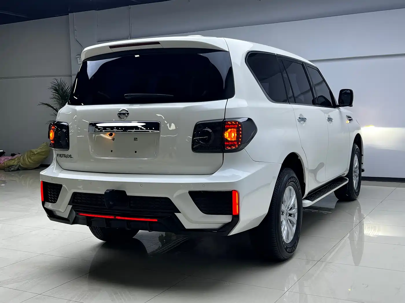 Nissan Patrol 2018 4.0L Leadership фото 16