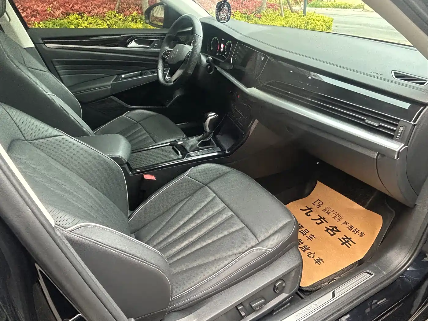 Volkswagen Passat 2024 380TSI Luxury фото 9