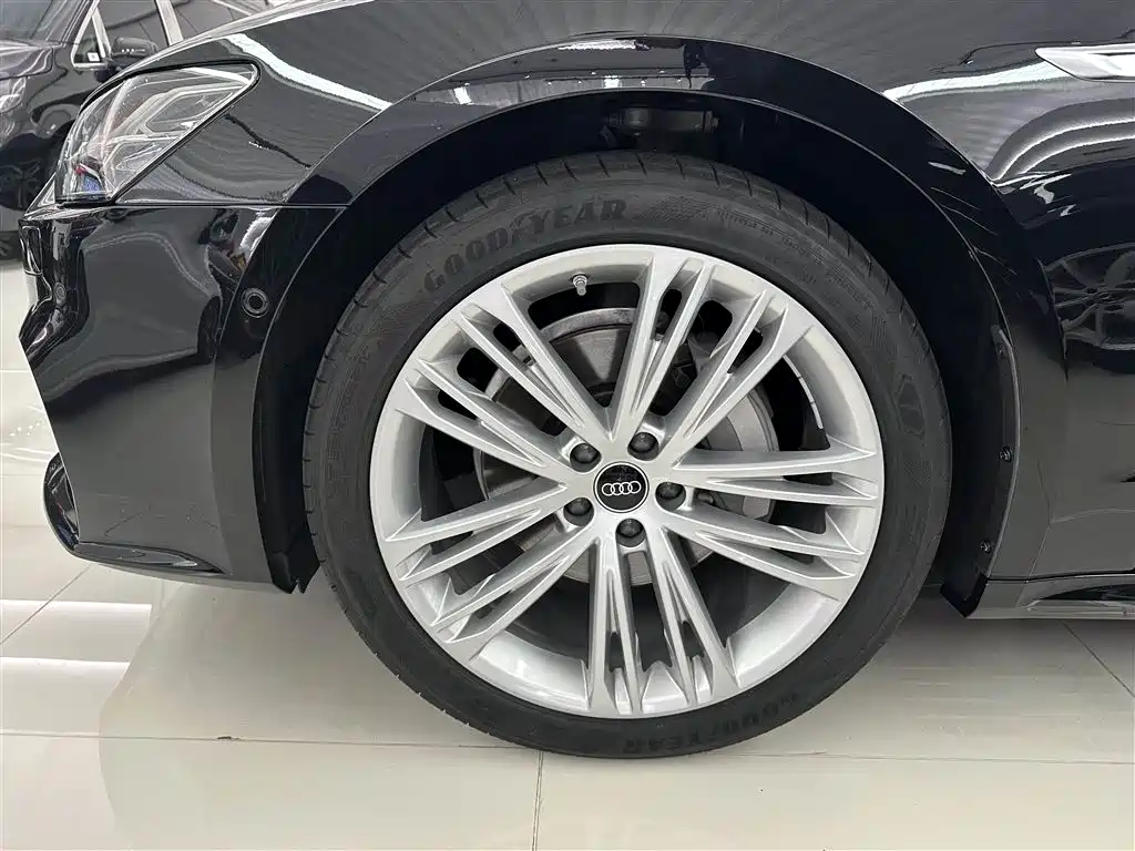 Audi A7L 2025 Model Year 45 TFSI quattro Premium фото 4