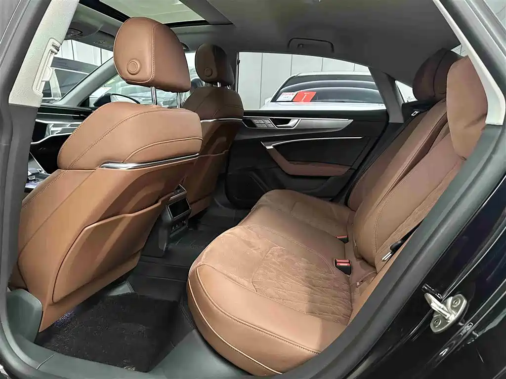 Audi A7L 2025 Model Year 45 TFSI quattro Premium фото 11