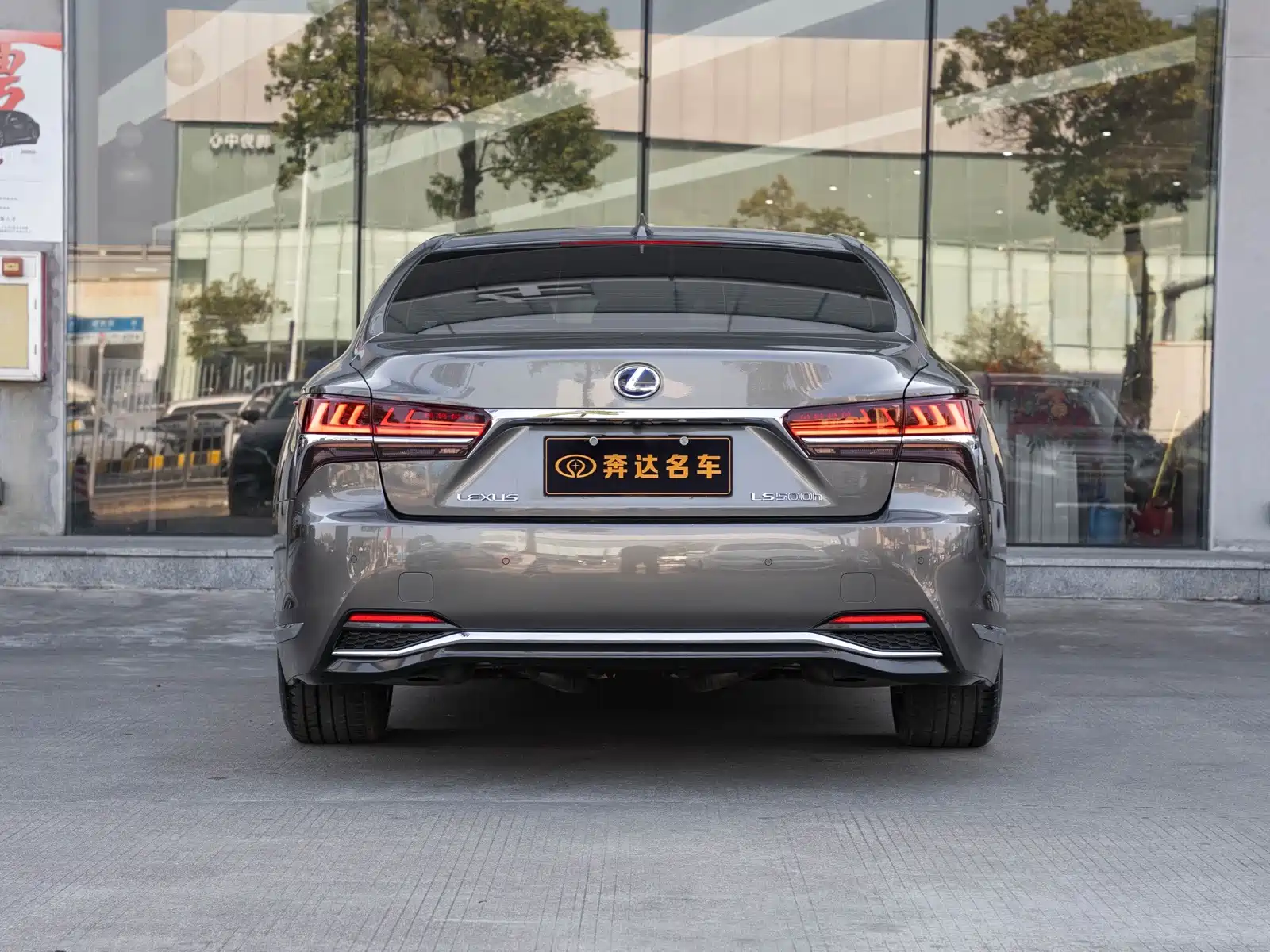 Фото 5 - Lexus LS