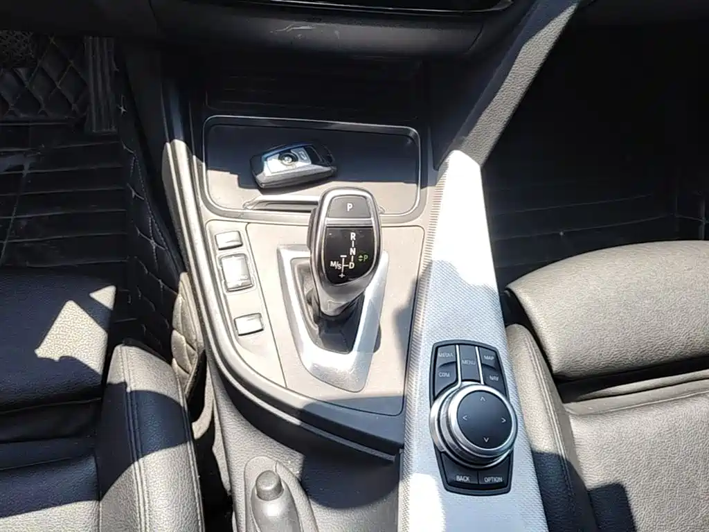 BMW 3 Series GT 2018 320i Fashion фото 14